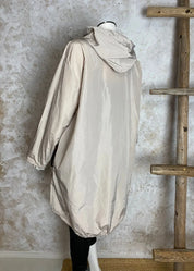 Vedenpitävä A-linjainen festaritakki hupulla – kevyt, tyylikäs ja käytännöllinen suoja arkeen, ulkoiluun ja tapahtumiin.