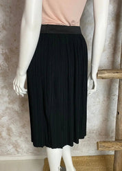 Monikäyttöinen pliseerattu A-linjainen hame, joustava vyötärö, kauniisti laskeutuva, helppo yhdistää.
