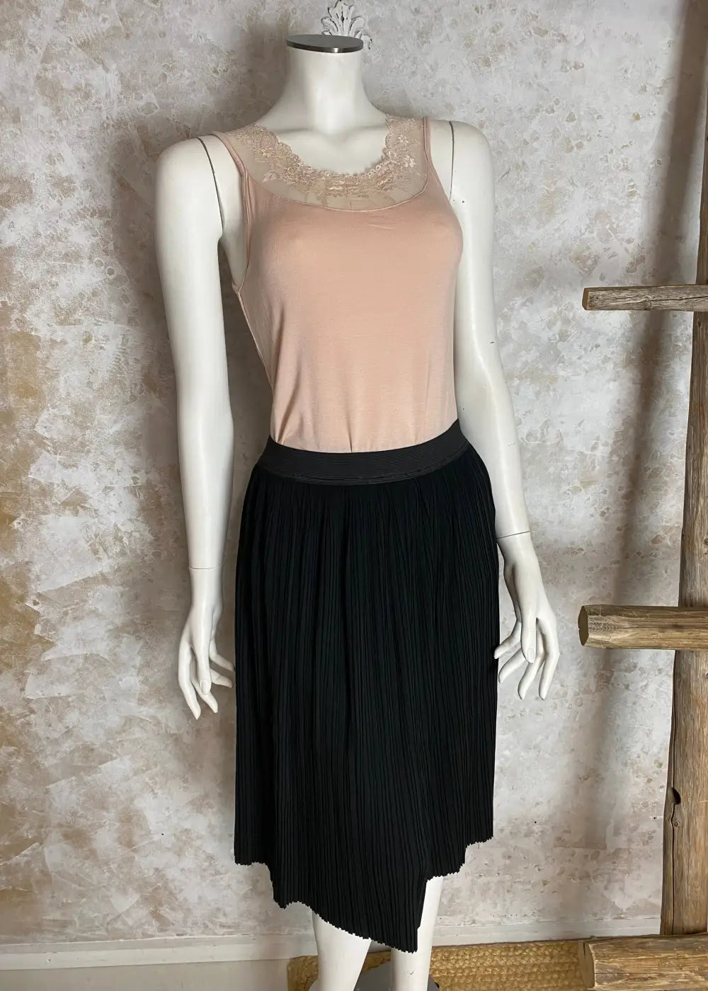 Monikäyttöinen pliseerattu A-linjainen hame, joustava vyötärö, kauniisti laskeutuva, helppo yhdistää.