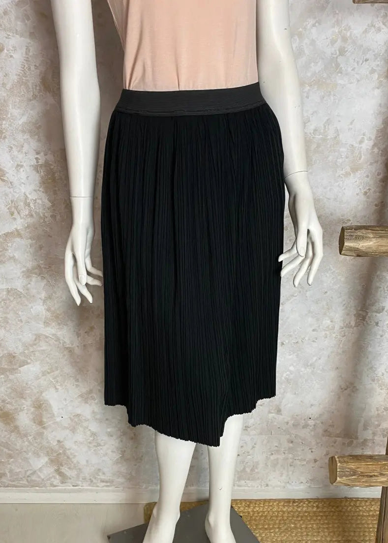 Monikäyttöinen pliseerattu A-linjainen hame, joustava vyötärö, kauniisti laskeutuva, helppo yhdistää.