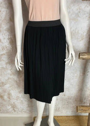 Monikäyttöinen pliseerattu A-linjainen hame, joustava vyötärö, kauniisti laskeutuva, helppo yhdistää.