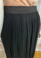 Monikäyttöinen pliseerattu A-linjainen hame, joustava vyötärö, kauniisti laskeutuva, helppo yhdistää.