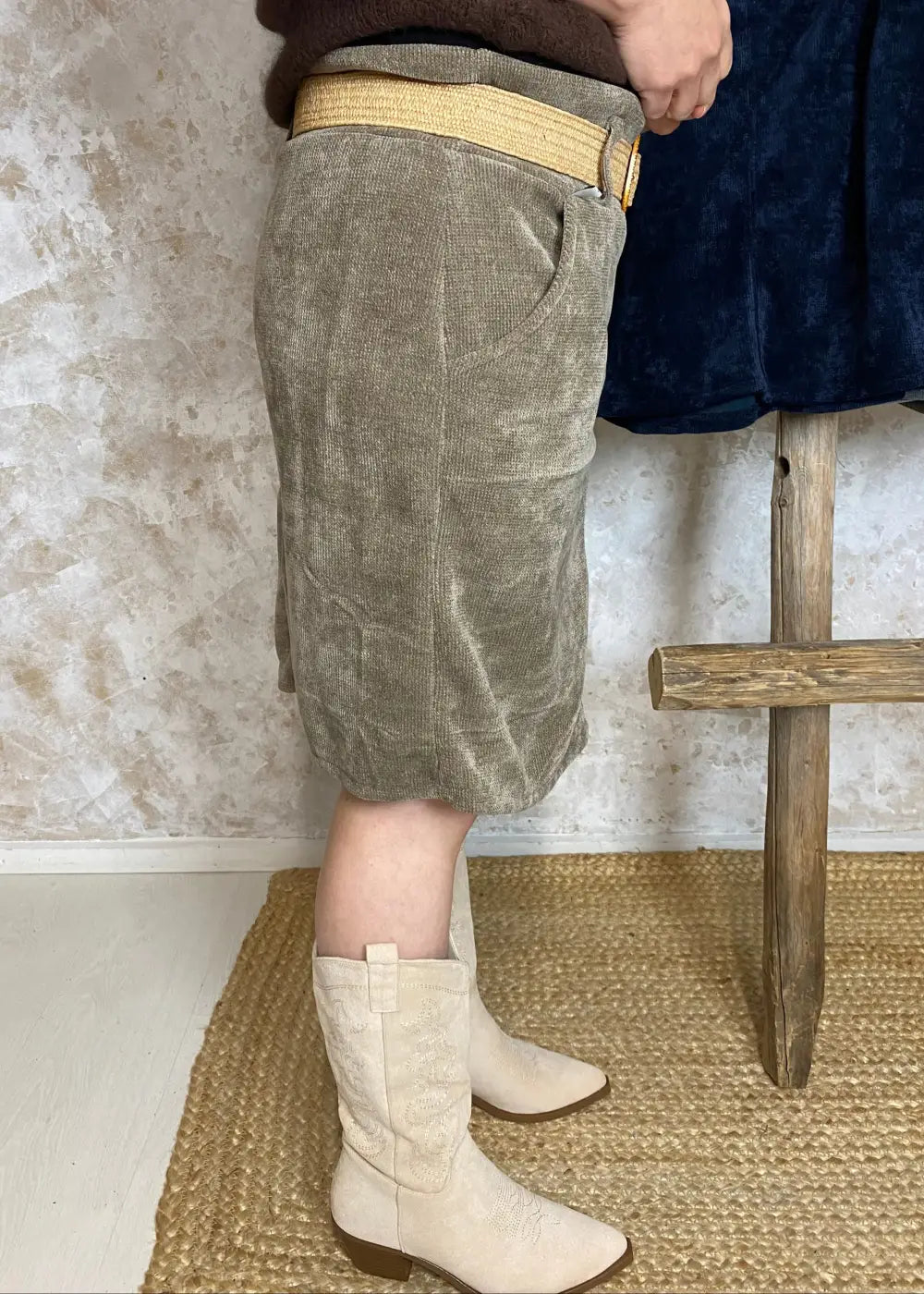 Naisten lämmin samettihame, levenevä helma, joustava vyötärö, irrotettava vyö ja käytännölliset etutaskut.