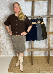 Naisten lämmin samettihame, levenevä helma, joustava vyötärö, irrotettava vyö ja käytännölliset etutaskut.