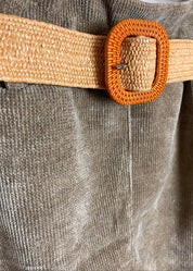 Naisten lämmin samettihame, levenevä helma, joustava vyötärö, irrotettava vyö ja käytännölliset etutaskut.