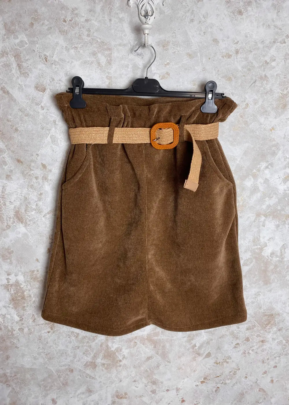 Naisten lämmin samettihame, levenevä helma, joustava vyötärö, irrotettava vyö ja käytännölliset etutaskut.