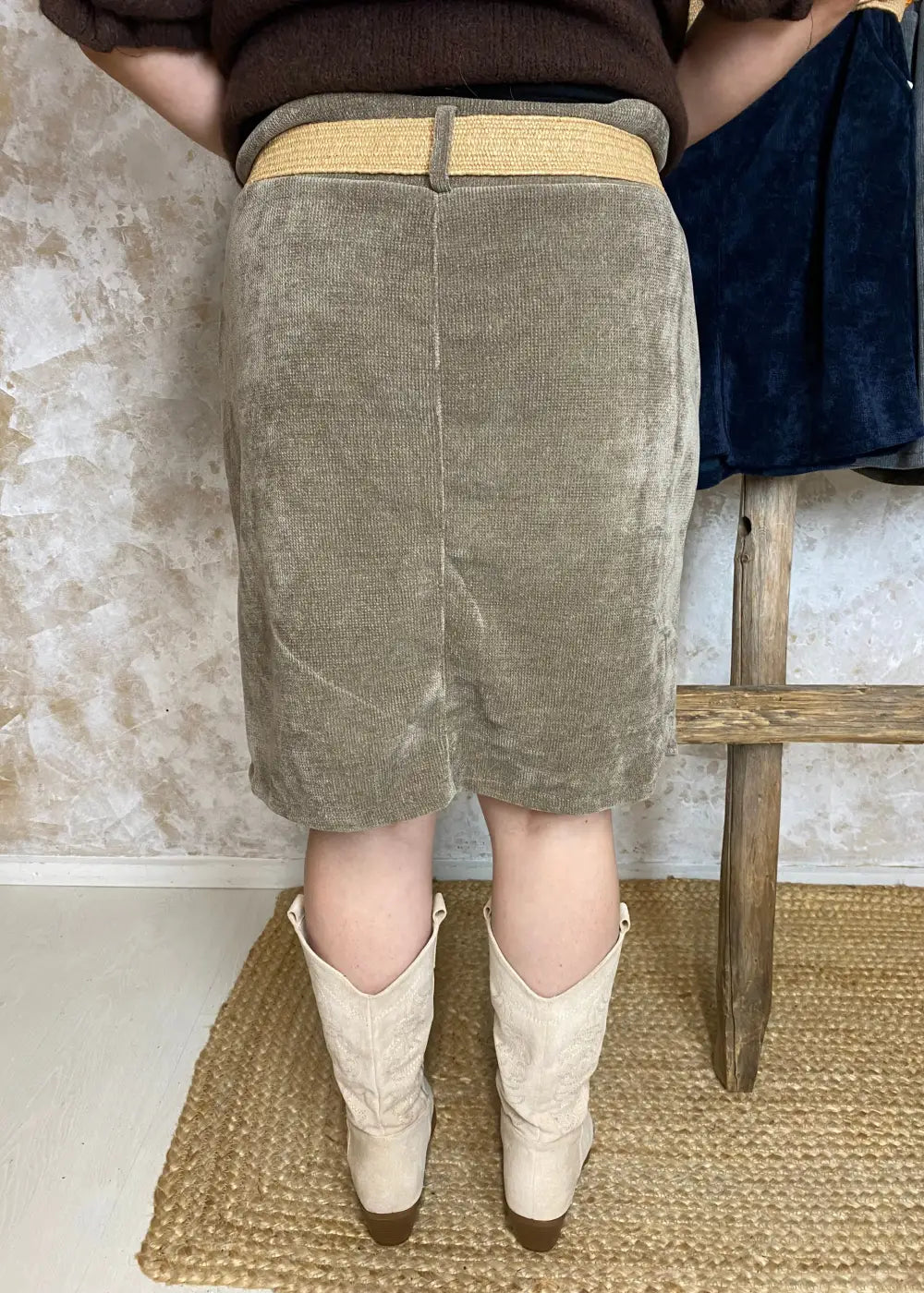 Naisten lämmin samettihame, levenevä helma, joustava vyötärö, irrotettava vyö ja käytännölliset etutaskut.