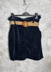 Naisten lämmin samettihame, levenevä helma, joustava vyötärö, irrotettava vyö ja käytännölliset etutaskut.