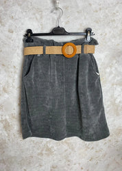 Naisten lämmin samettihame, levenevä helma, joustava vyötärö, irrotettava vyö ja käytännölliset etutaskut.