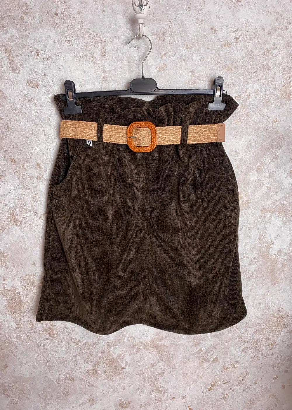 Naisten lämmin samettihame, levenevä helma, joustava vyötärö, irrotettava vyö ja käytännölliset etutaskut.