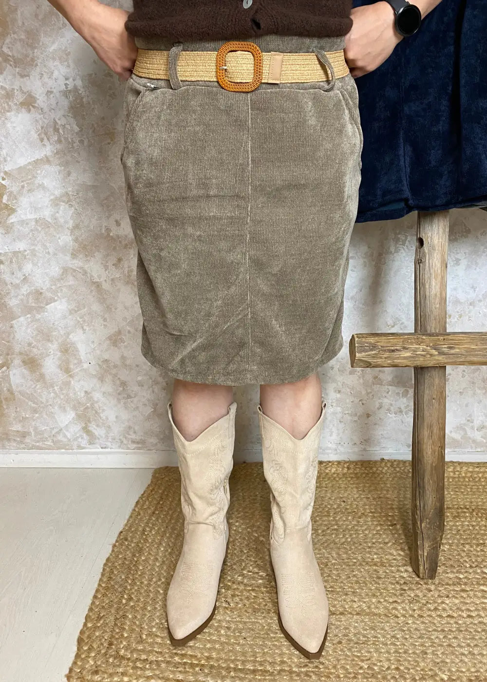 Naisten lämmin samettihame, levenevä helma, joustava vyötärö, irrotettava vyö ja käytännölliset etutaskut.