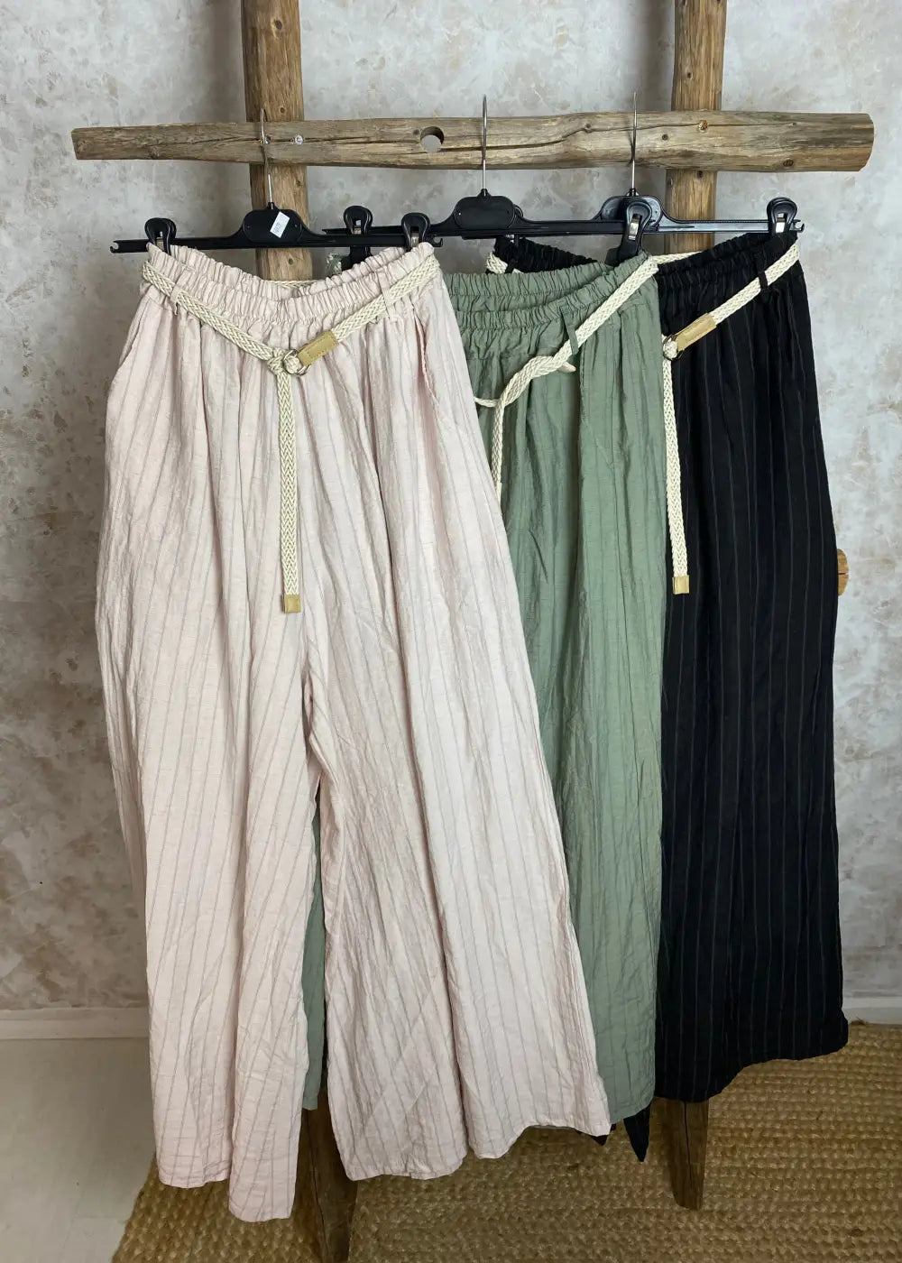 Kesähousut ohuilla raidoilla, löysät lahkeet, taskut ja vyö. One size, sopii kokoihin 38–46. Napakka ja mukava kangas.