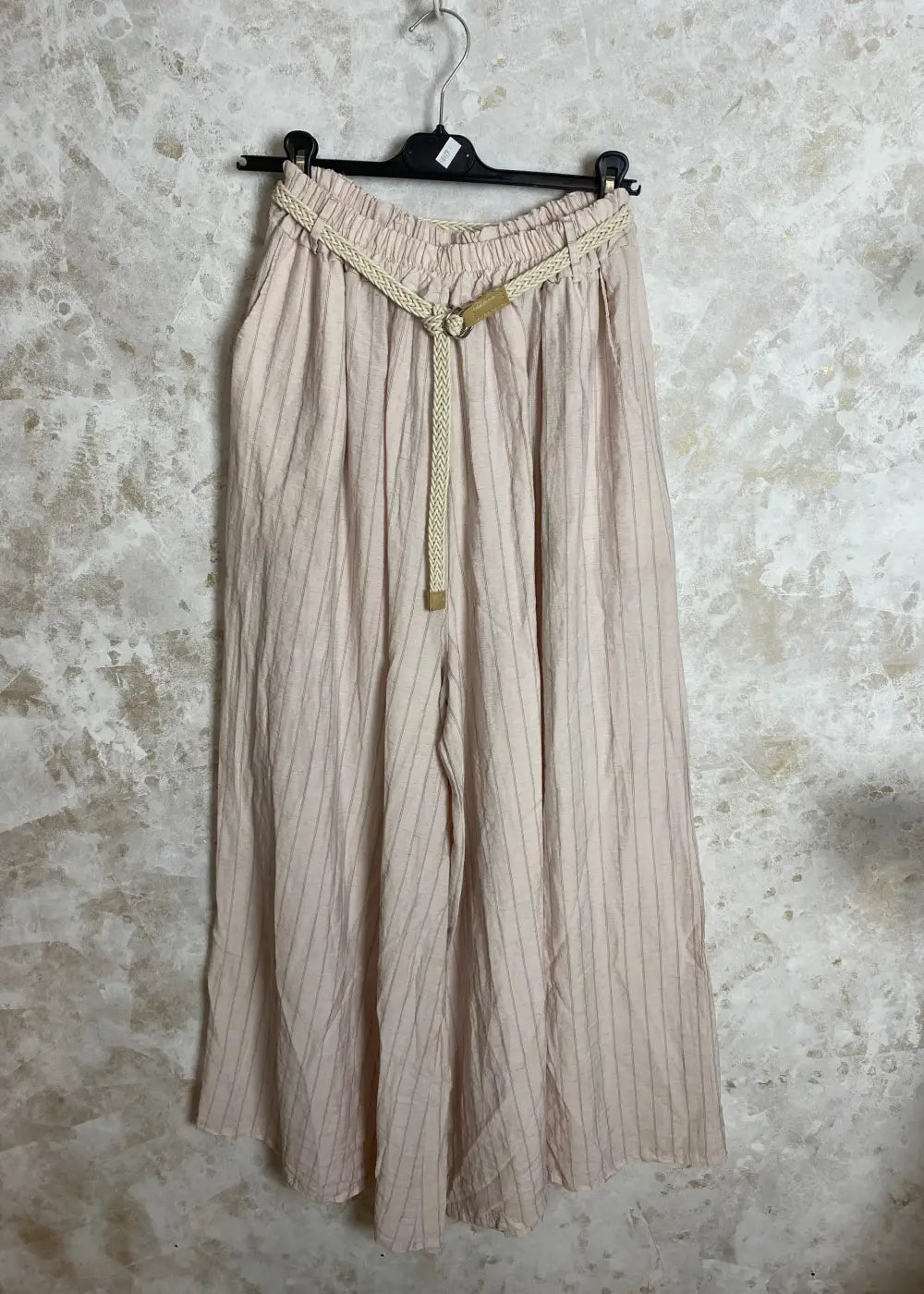 Kesähousut ohuilla raidoilla, löysät lahkeet, taskut ja vyö. One size, sopii kokoihin 38–46. Napakka ja mukava kangas.