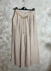 Kesähousut ohuilla raidoilla, löysät lahkeet, taskut ja vyö. One size, sopii kokoihin 38–46. Napakka ja mukava kangas.