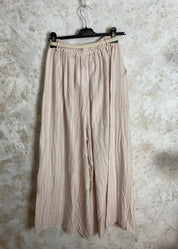 Kesähousut ohuilla raidoilla, löysät lahkeet, taskut ja vyö. One size, sopii kokoihin 38–46. Napakka ja mukava kangas.