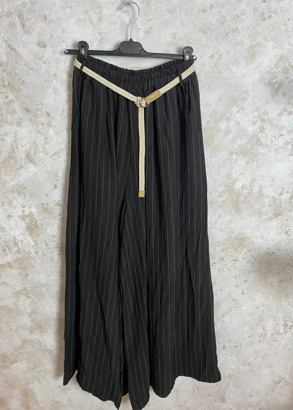 Kesähousut ohuilla raidoilla, löysät lahkeet, taskut ja vyö. One size, sopii kokoihin 38–46. Napakka ja mukava kangas.