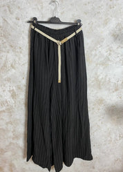 Kesähousut ohuilla raidoilla, löysät lahkeet, taskut ja vyö. One size, sopii kokoihin 38–46. Napakka ja mukava kangas.