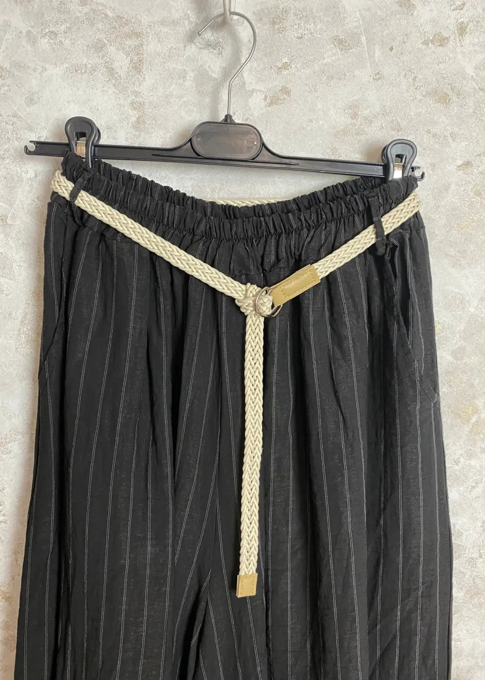 Kesähousut ohuilla raidoilla, löysät lahkeet, taskut ja vyö. One size, sopii kokoihin 38–46. Napakka ja mukava kangas.