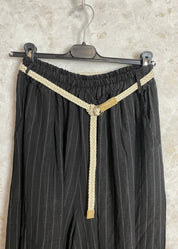 Kesähousut ohuilla raidoilla, löysät lahkeet, taskut ja vyö. One size, sopii kokoihin 38–46. Napakka ja mukava kangas.