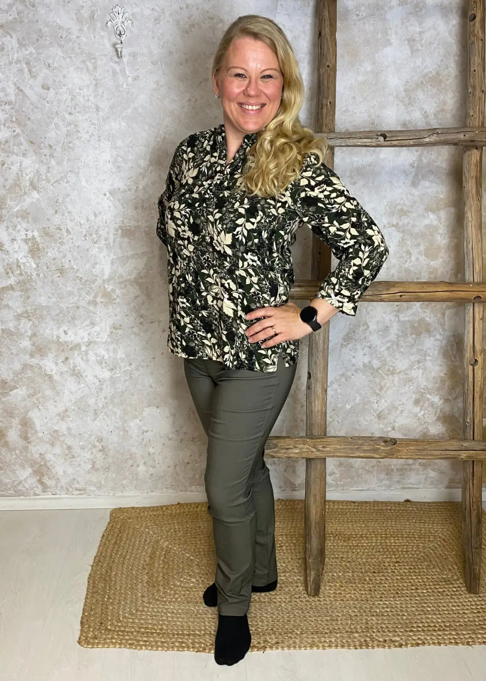 Stretch-housut, joustava materiaali, korkea vyötärö, kapeneva lahje – mukavat, istuvat ja helposti yhdisteltävät arkeen.