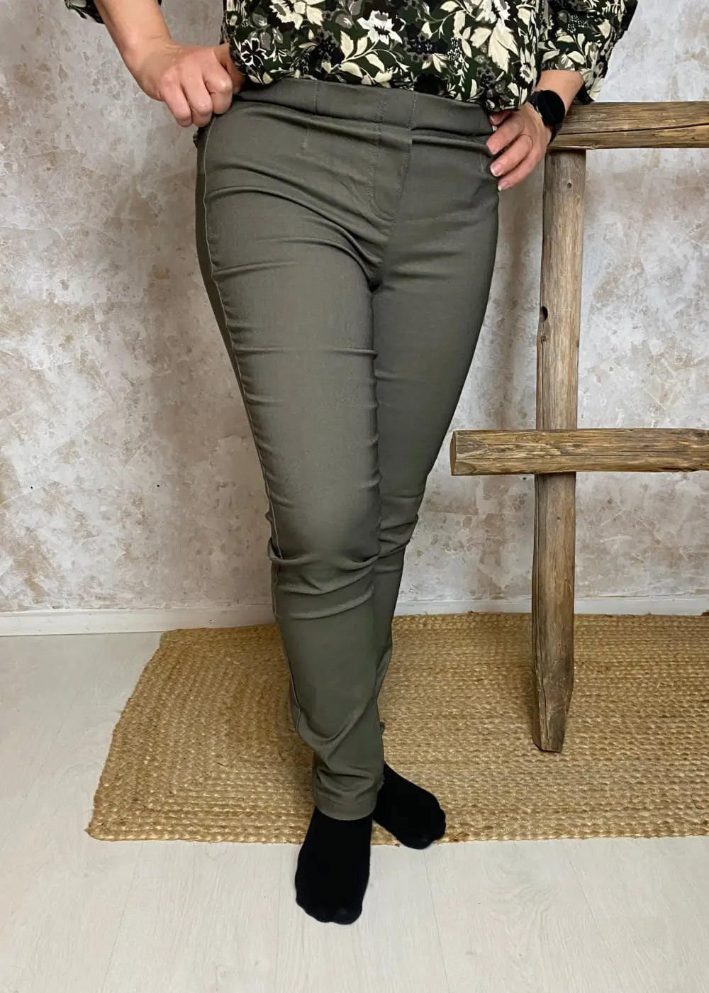 Stretch-housut, joustava materiaali, korkea vyötärö, kapeneva lahje – mukavat, istuvat ja helposti yhdisteltävät arkeen.