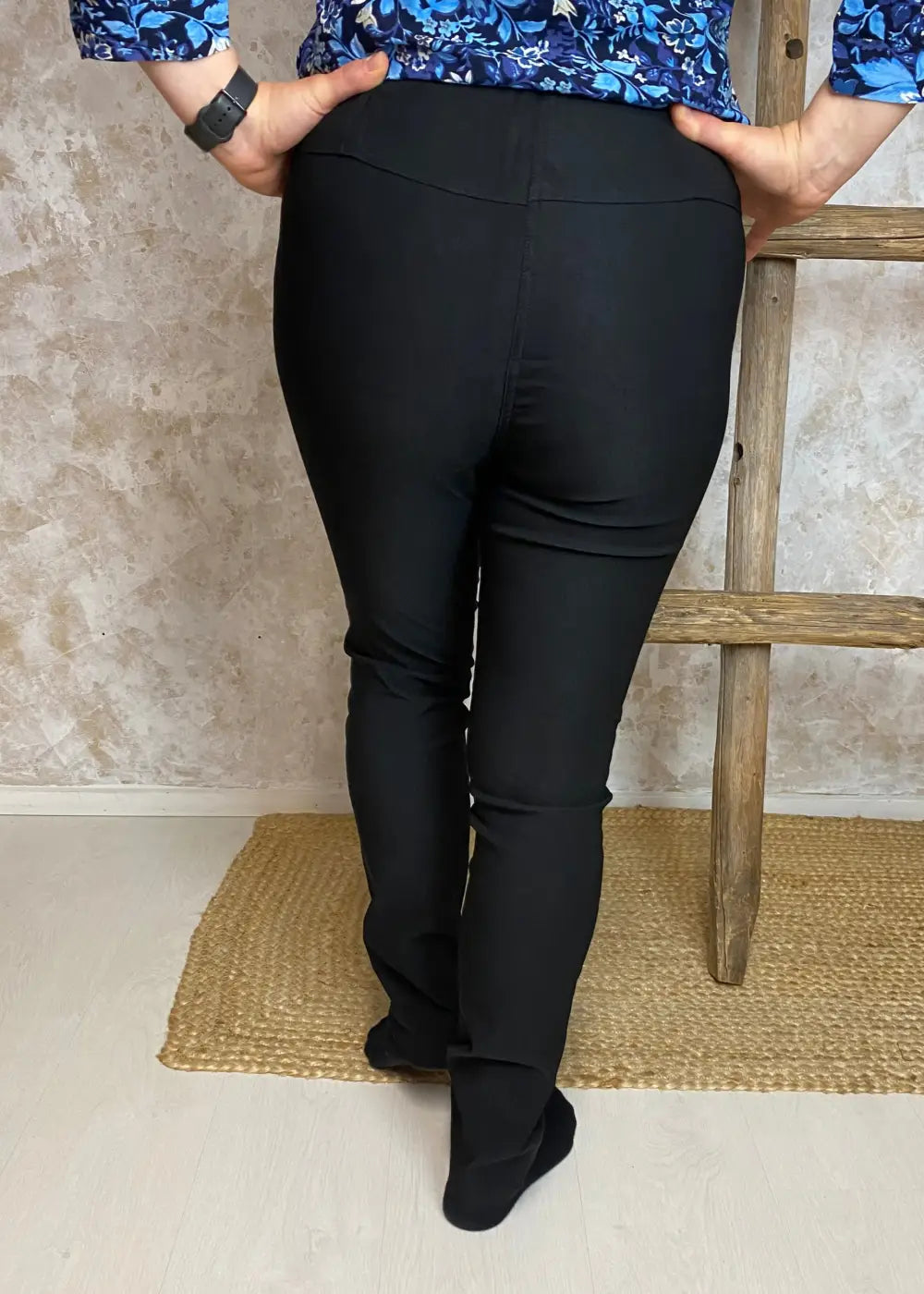 Stretch-housut, joustava materiaali, korkea vyötärö, kapeneva lahje – mukavat, istuvat ja helposti yhdisteltävät arkeen.