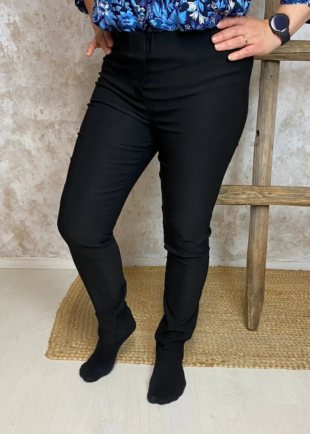 Stretch-housut, joustava materiaali, korkea vyötärö, kapeneva lahje – mukavat, istuvat ja helposti yhdisteltävät arkeen.