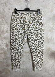 Stretch-leopardihousut, joissa joustava vyötärö ja taskut. Mukavat ja tyylikkäät. One size, sopii kokoihin 38–44.