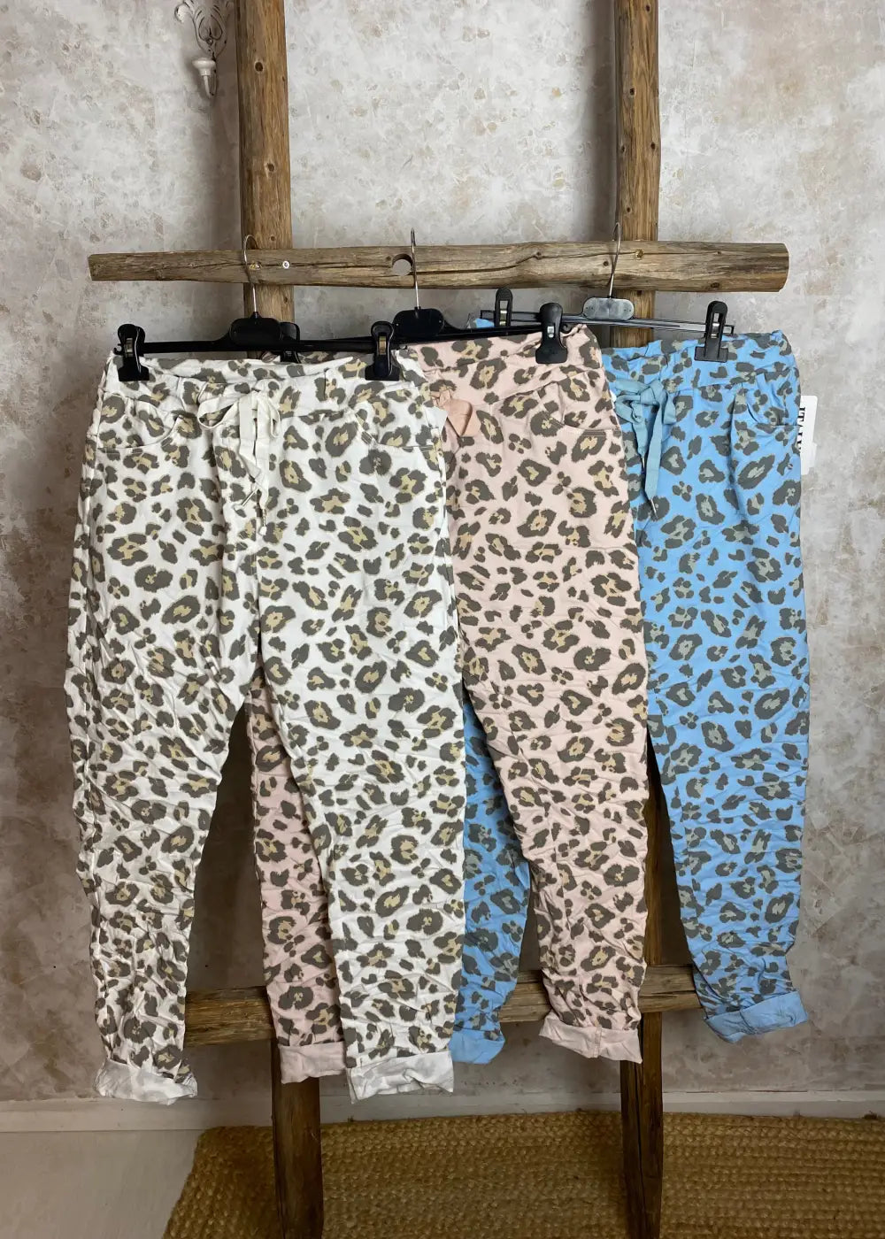 Stretch-leopardihousut, joissa joustava vyötärö ja taskut. Mukavat ja tyylikkäät. One size, sopii kokoihin 38–44.