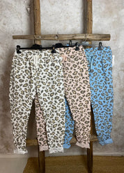 Stretch-leopardihousut, joissa joustava vyötärö ja taskut. Mukavat ja tyylikkäät. One size, sopii kokoihin 38–44.