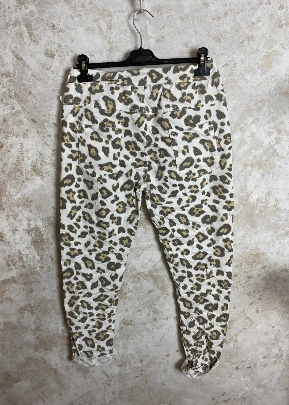 Stretch-leopardihousut, joissa joustava vyötärö ja taskut. Mukavat ja tyylikkäät. One size, sopii kokoihin 38–44.