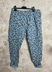 Stretch-leopardihousut, joissa joustava vyötärö ja taskut. Mukavat ja tyylikkäät. One size, sopii kokoihin 38–44.