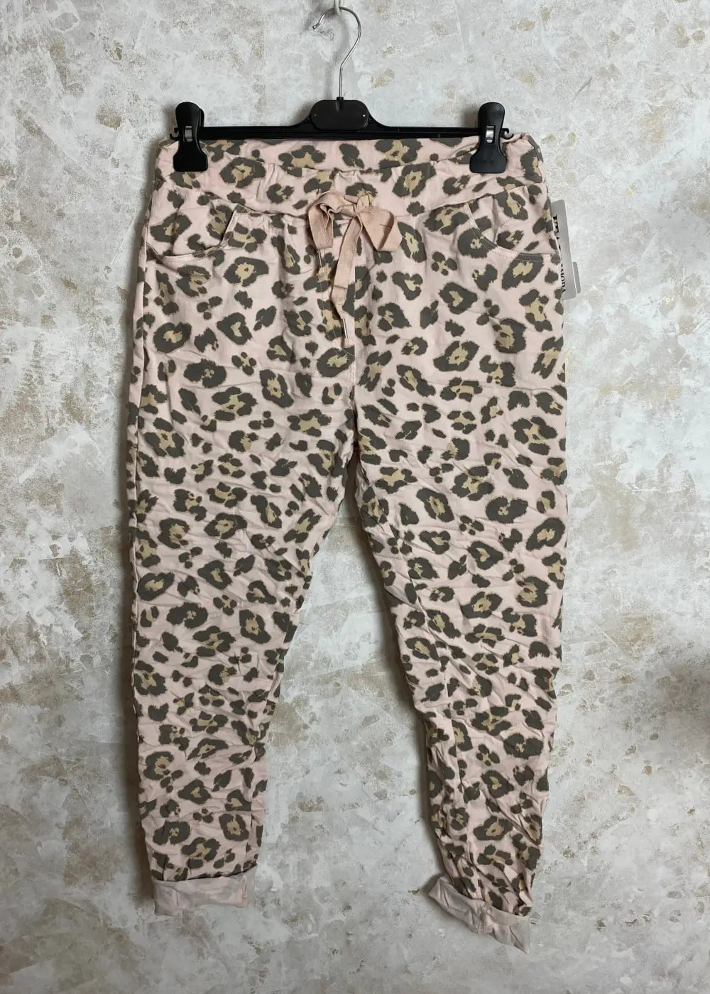 Stretch-leopardihousut, joissa joustava vyötärö ja taskut. Mukavat ja tyylikkäät. One size, sopii kokoihin 38–44.