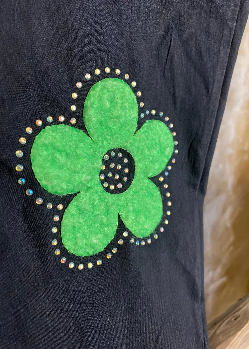 Naisten stretch-housut kukkakuvioilla ja strasseilla, kuminauhavyötärö, taskut edessä, kapenevat lahkeet.