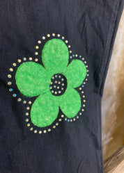 Naisten stretch-housut kukkakuvioilla ja strasseilla, kuminauhavyötärö, taskut edessä, kapenevat lahkeet.