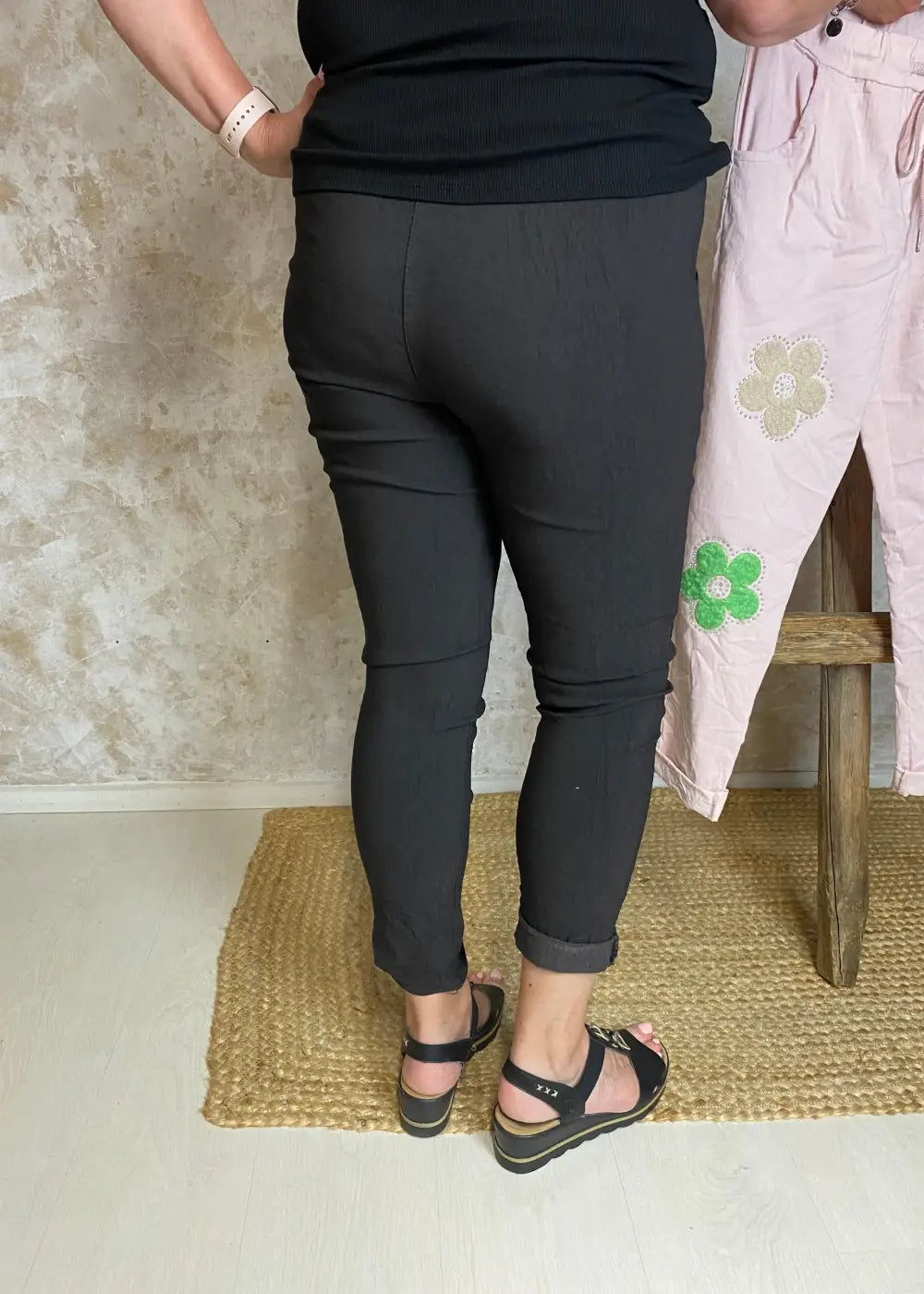 Naisten stretch-housut kukkakuvioilla ja strasseilla, kuminauhavyötärö, taskut edessä, kapenevat lahkeet.