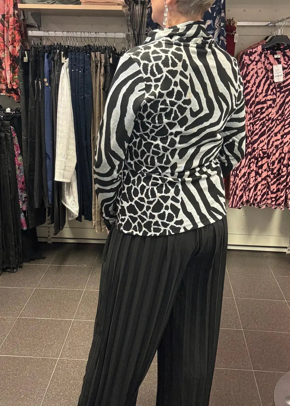 Housut kaffe nikka pliseerattu musta 0923 - housut