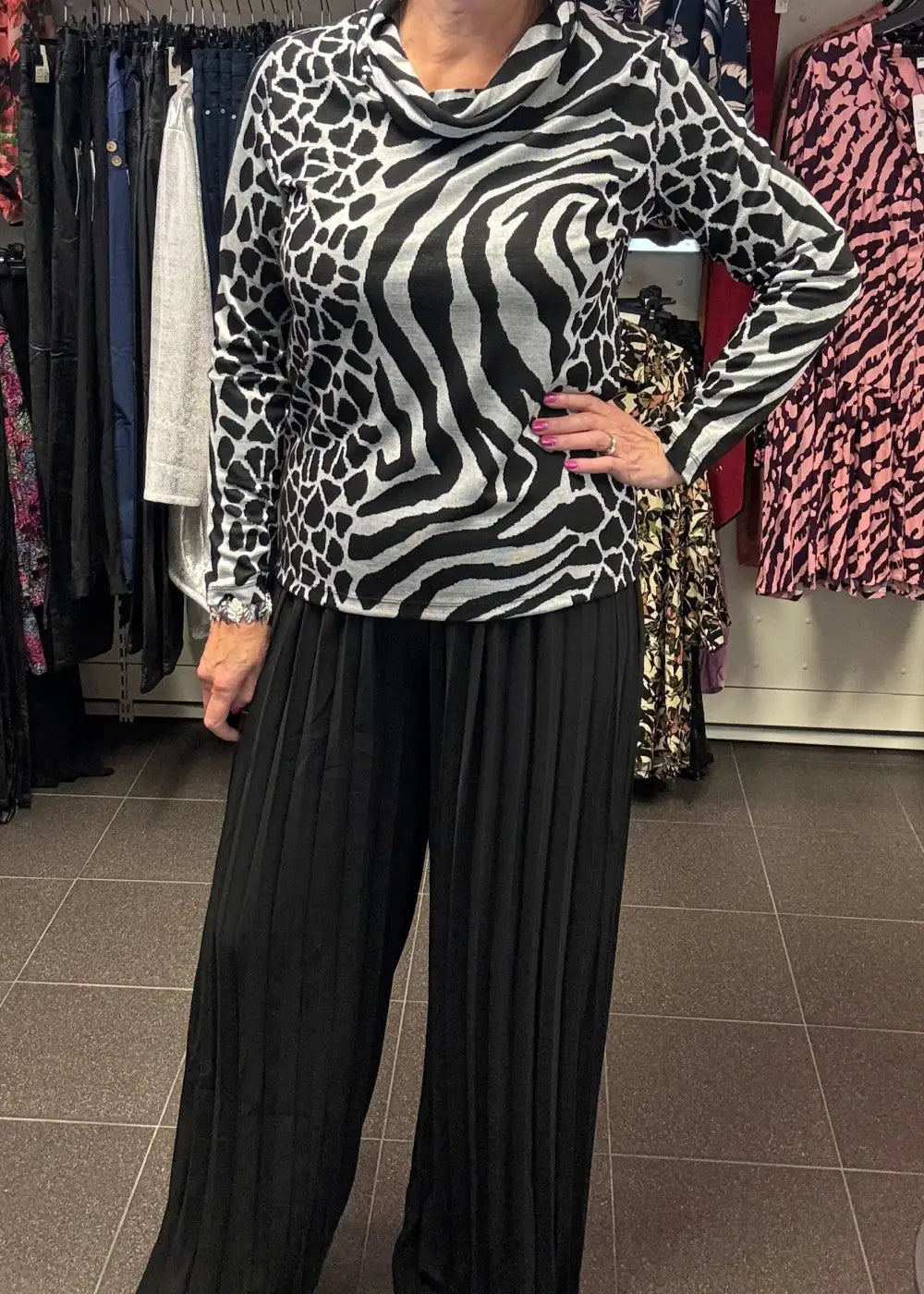 Housut kaffe nikka pliseerattu musta 0923 - housut