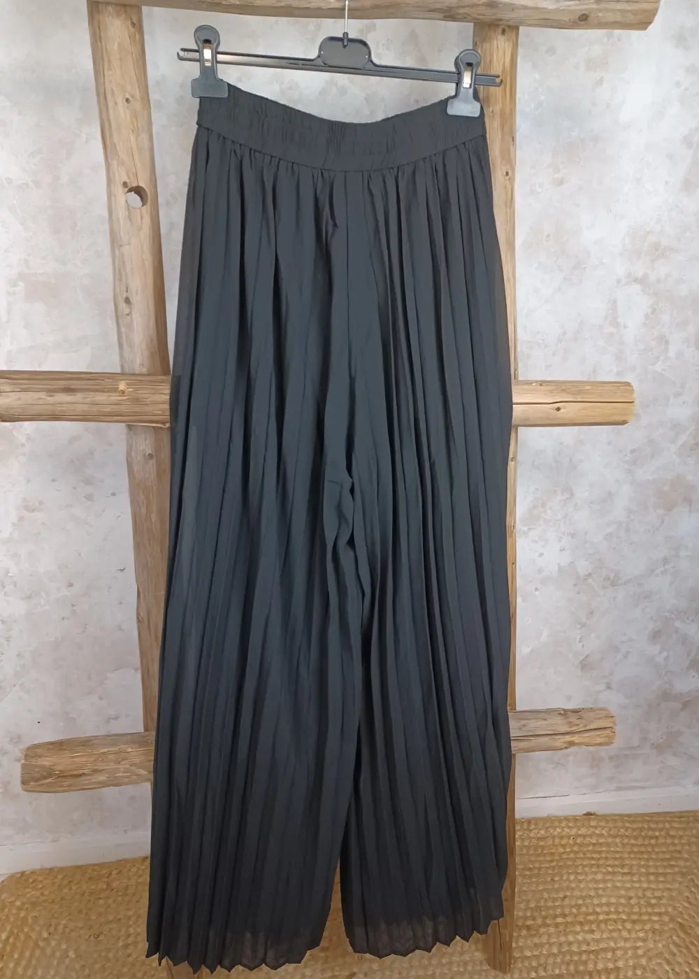 Housut kaffe nikka pliseerattu musta 0923 - housut