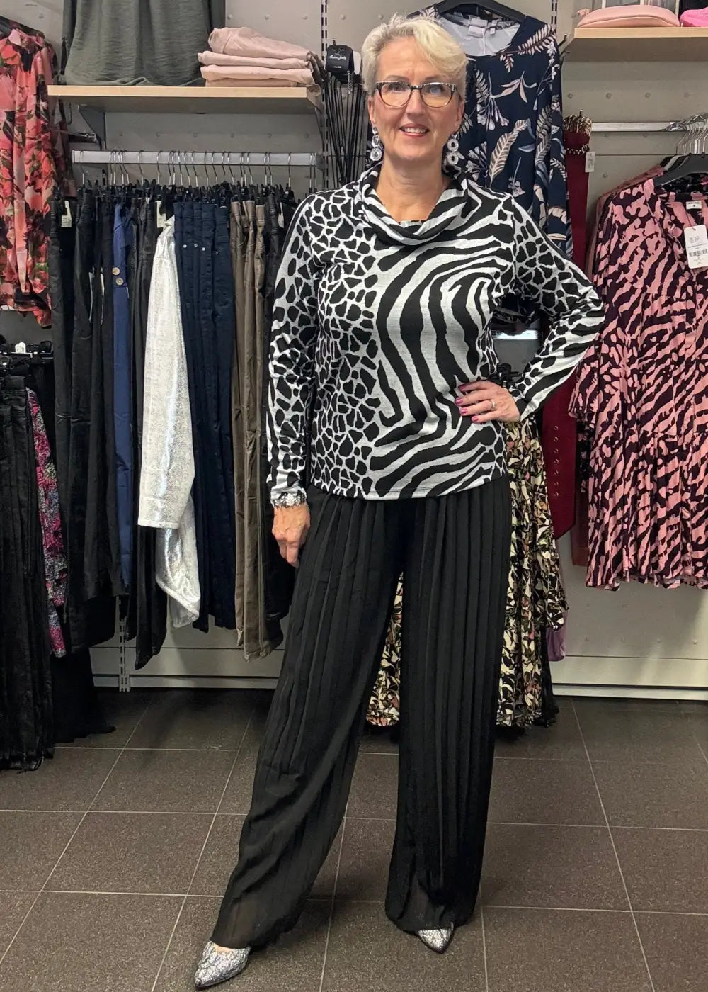 Housut kaffe nikka pliseerattu musta 0923 - housut