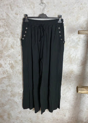 Naisten rennot kesähousut – ilmavaa materiaalia, kuminauhavyötärö, leveät lahkeet ja käytännölliset taskut.