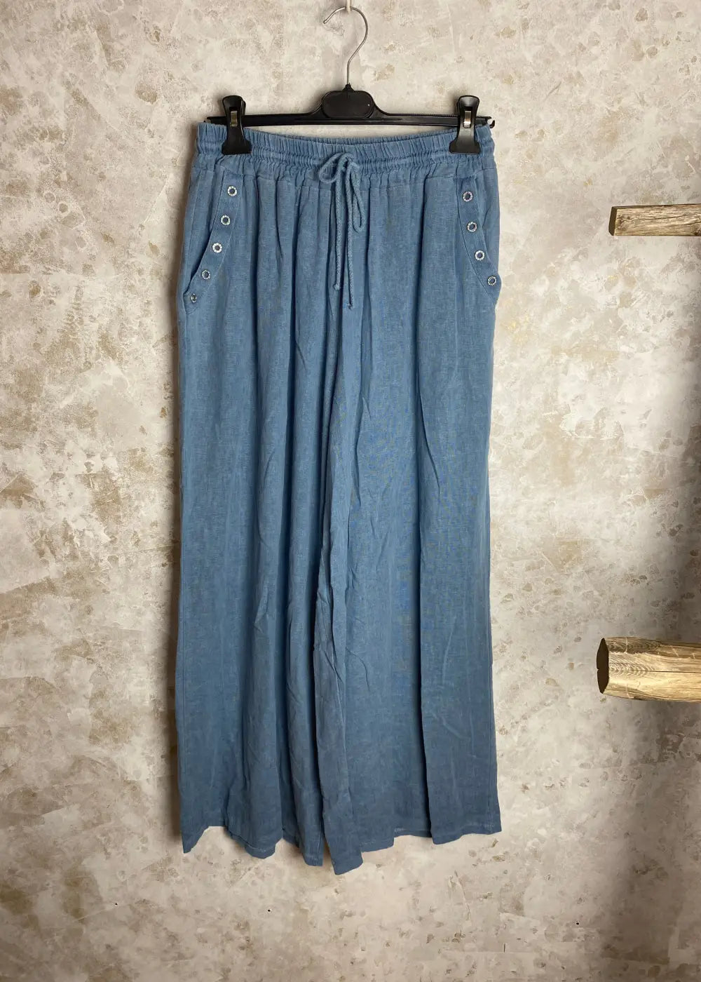 Naisten rennot kesähousut – ilmavaa materiaalia, kuminauhavyötärö, leveät lahkeet ja käytännölliset taskut.