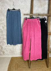 Naisten rennot kesähousut – ilmavaa materiaalia, kuminauhavyötärö, leveät lahkeet ja käytännölliset taskut.