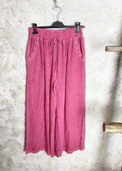 Naisten rennot kesähousut – ilmavaa materiaalia, kuminauhavyötärö, leveät lahkeet ja käytännölliset taskut.