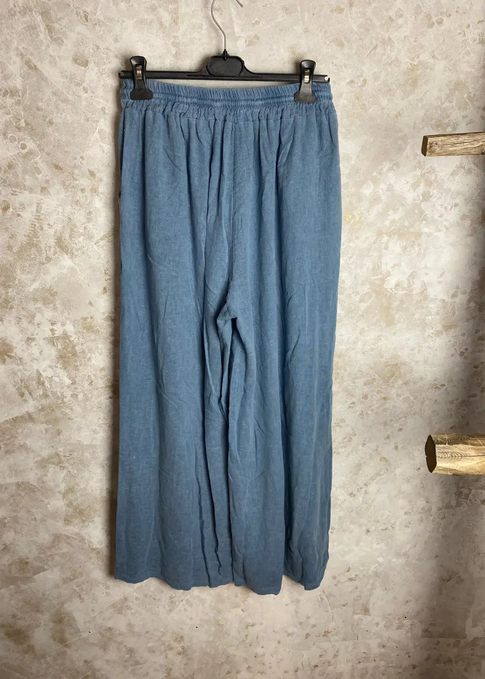 Naisten rennot kesähousut – ilmavaa materiaalia, kuminauhavyötärö, leveät lahkeet ja käytännölliset taskut.