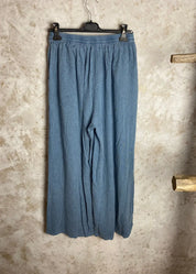 Naisten rennot kesähousut – ilmavaa materiaalia, kuminauhavyötärö, leveät lahkeet ja käytännölliset taskut.