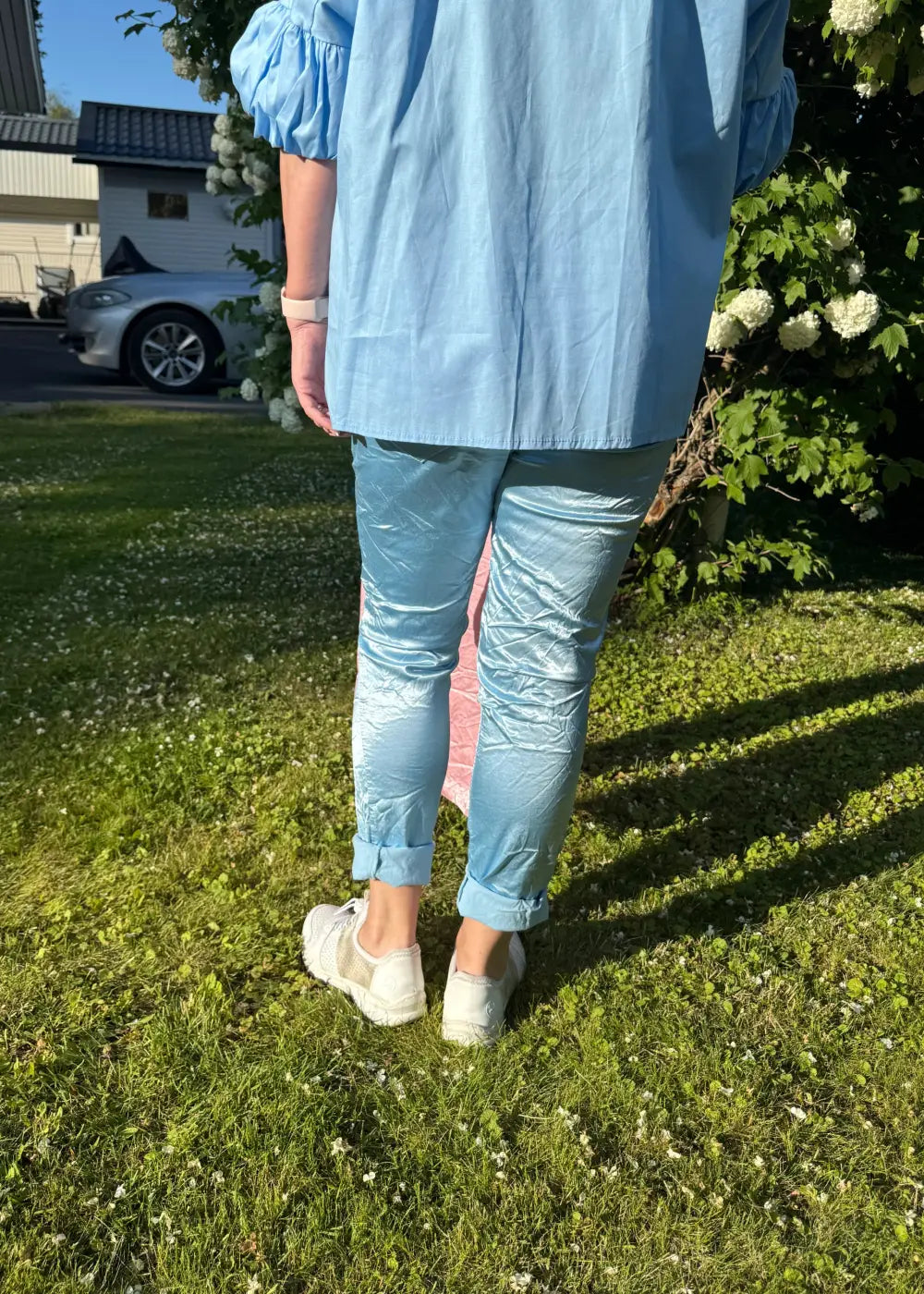 Kiiltäväpintaiset stretch-housut, kuminauhavyötärö, taskut edessä ja takana, joustavat, sopii kokoihin 38–44, viskoosisekoite.