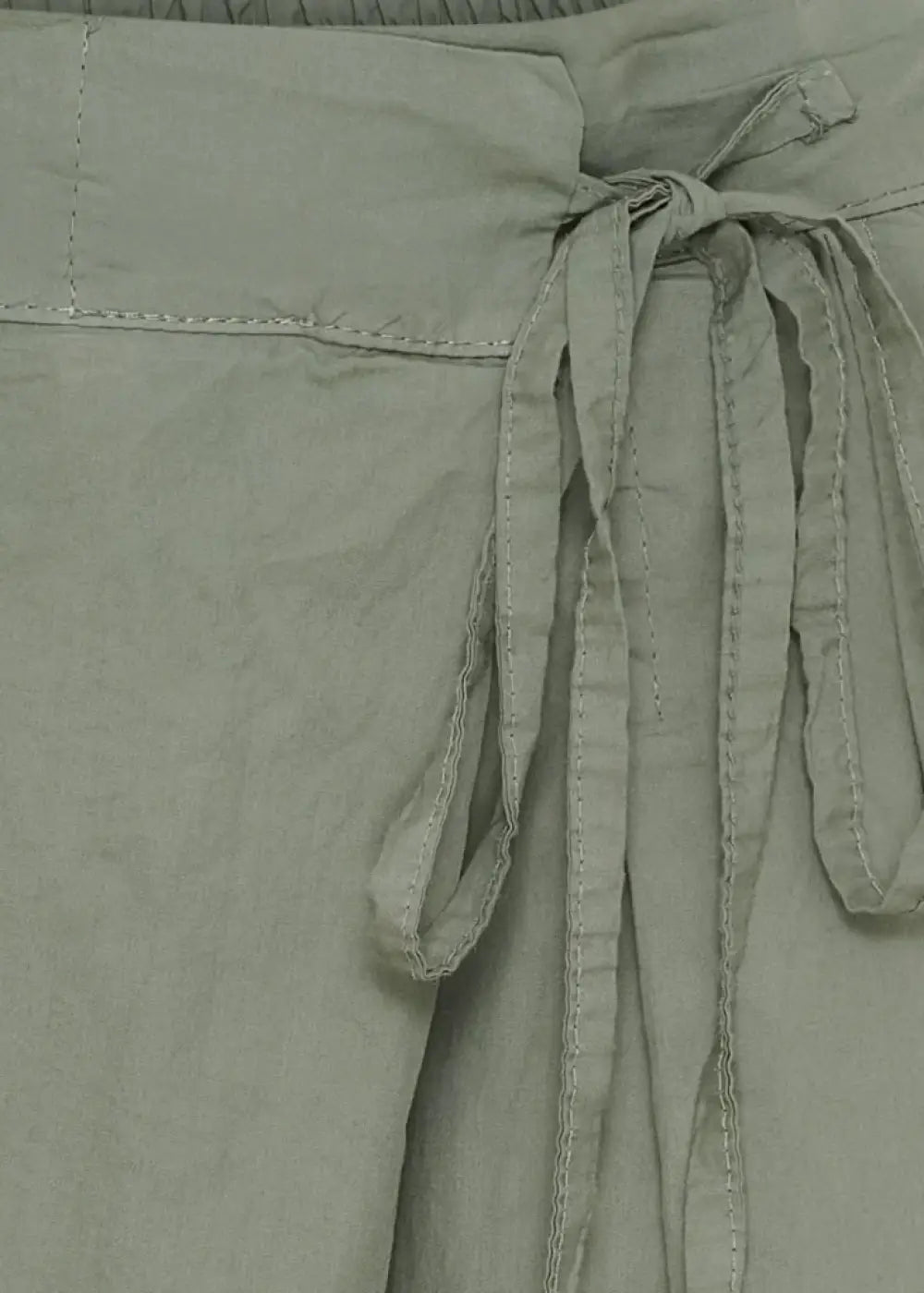 Huoleton haaremihousu leveillä lahkeilla, koristevyötäröllä ja taskuilla – kevyt valinta arkeen, Marta du Chateau.