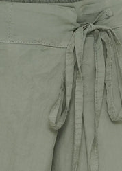 Huoleton haaremihousu leveillä lahkeilla, koristevyötäröllä ja taskuilla – kevyt valinta arkeen, Marta du Chateau.