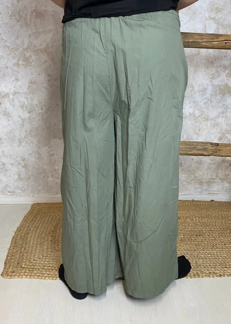 Huoleton haaremihousu leveillä lahkeilla, koristevyötäröllä ja taskuilla – kevyt valinta arkeen, Marta du Chateau.